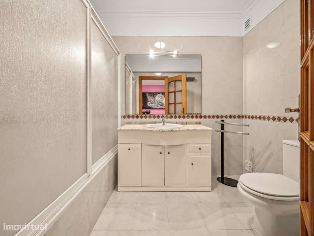 Apartamento T3 com Varanda e Garagem Box, na Quinta da Piedade-14