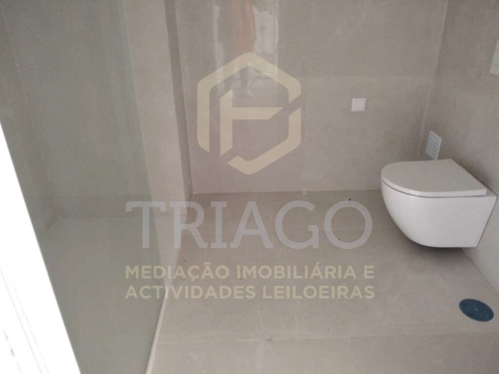 Fantástico Apartamento T2 com Varanda-12