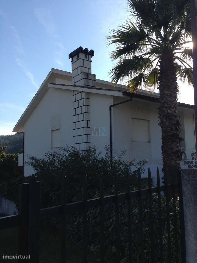 Moradia T3 com Garagem e Terreno em Almalaguês-4