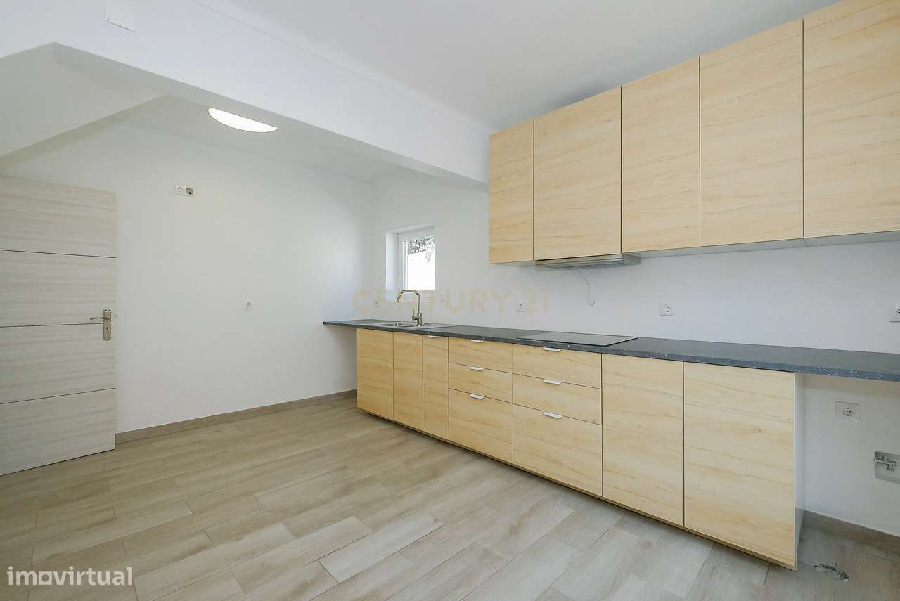 Moradia T4 Renovada no Estoril | Conforto, Espaço e Excelente Localiza-12