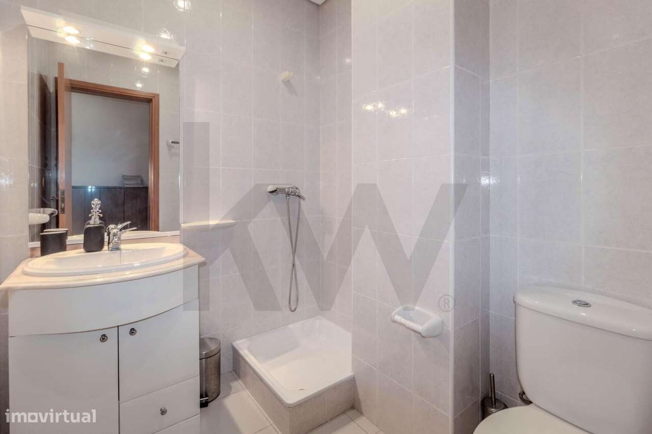 Apartamento T2 ao  centro de Rio Tinto, junto ao Metro, com garagem, e-12