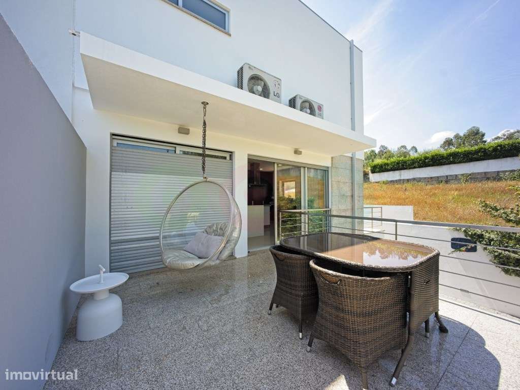 Moradia T3 em Vale S. Cosme- Piscina e jardim privativo-32