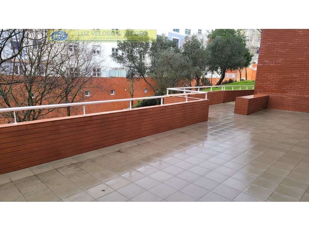 T1 com boas áreas, 2 lugares de parqueamento e arrecadação-49