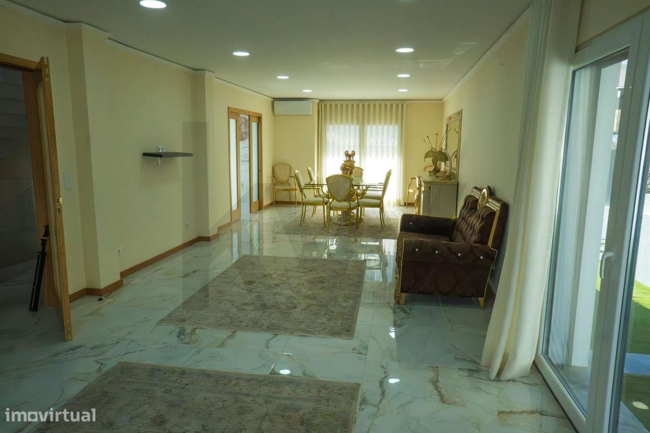 Luxo e exclusividade em Famões com vista sob Lisboa-9