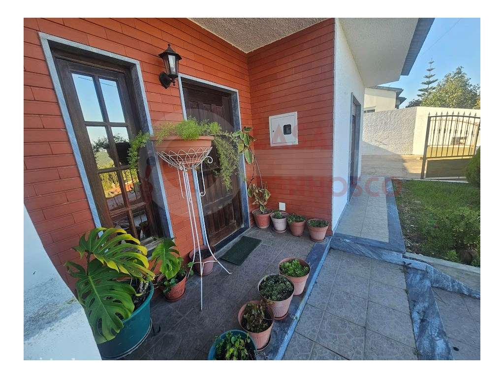 Moradia T3+T2 com garagem e jardim.-5