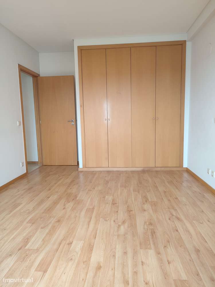 T1 com boas áreas, garagem fechada junto ao ALDI-0