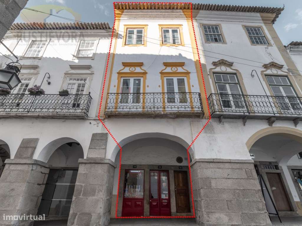 Prédio junto à Praça do Giraldo em Évora, nas arcadas medievais da ... - Grande imagem: 4/60