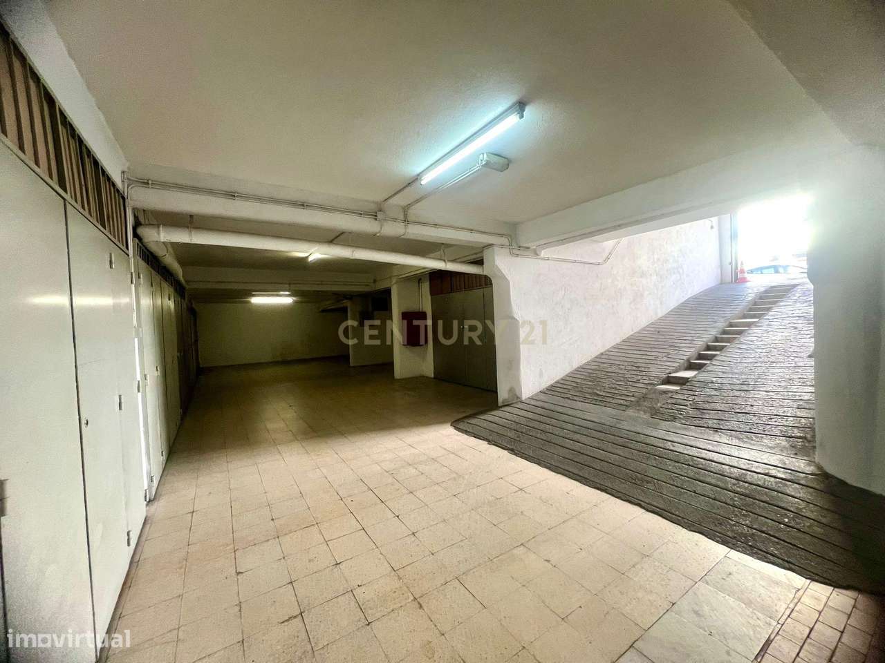 Garagem com wc e bancada cozinha Venteira - Rua Bernardim Ribeiro - Grande imagem: 5/18