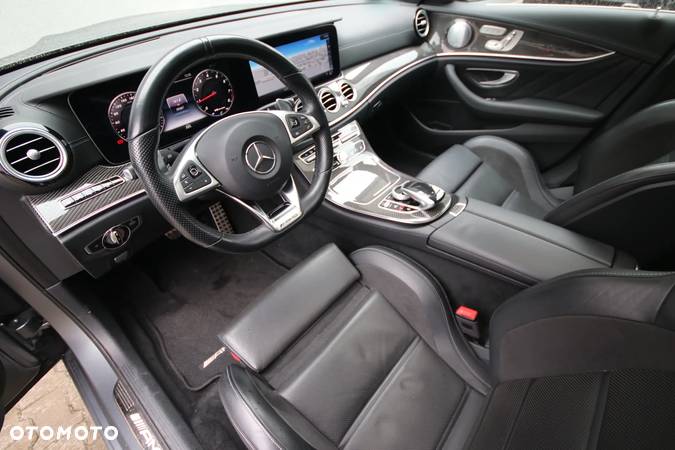 Mercedes-Benz Klasa E AMG 63 4Matic+ T 9G-TRONIC - 13