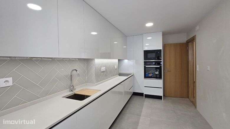 T3 Remodelado, com cozinha equipada às Portas de Benfica-7