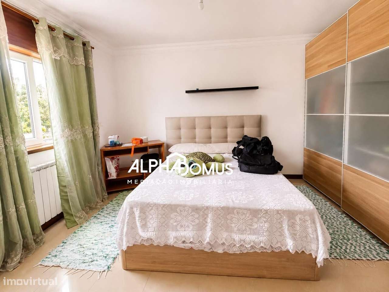 Moradia T4 com Suite, Sotão, Garagem e Espaço Exterior em Valença-20