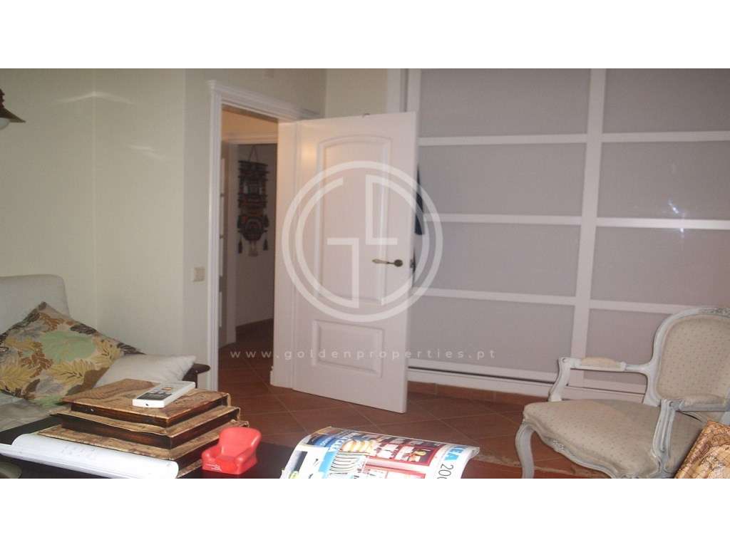 Moradia T4 com piscina localizada numa zona calma entre Loulé e Alm...-9