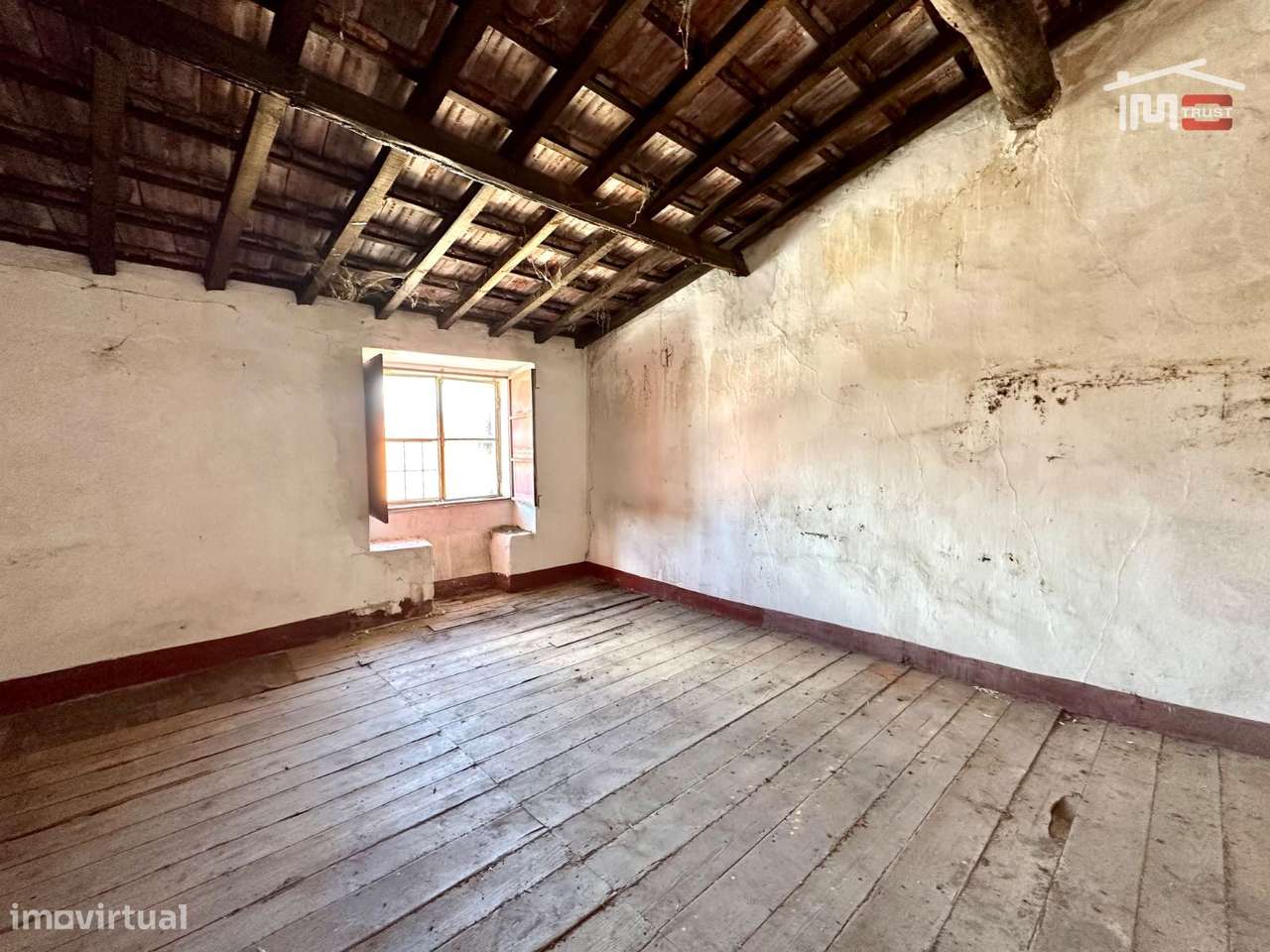 Fantástico Investimento - Moradia com Quintal - Sarilhos Grandes-19