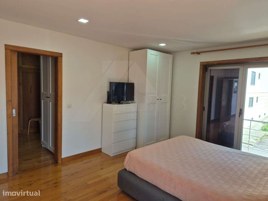 Moradia T4 com Suite, Jardim e Garagem - Centro de Ponte de Lima-15