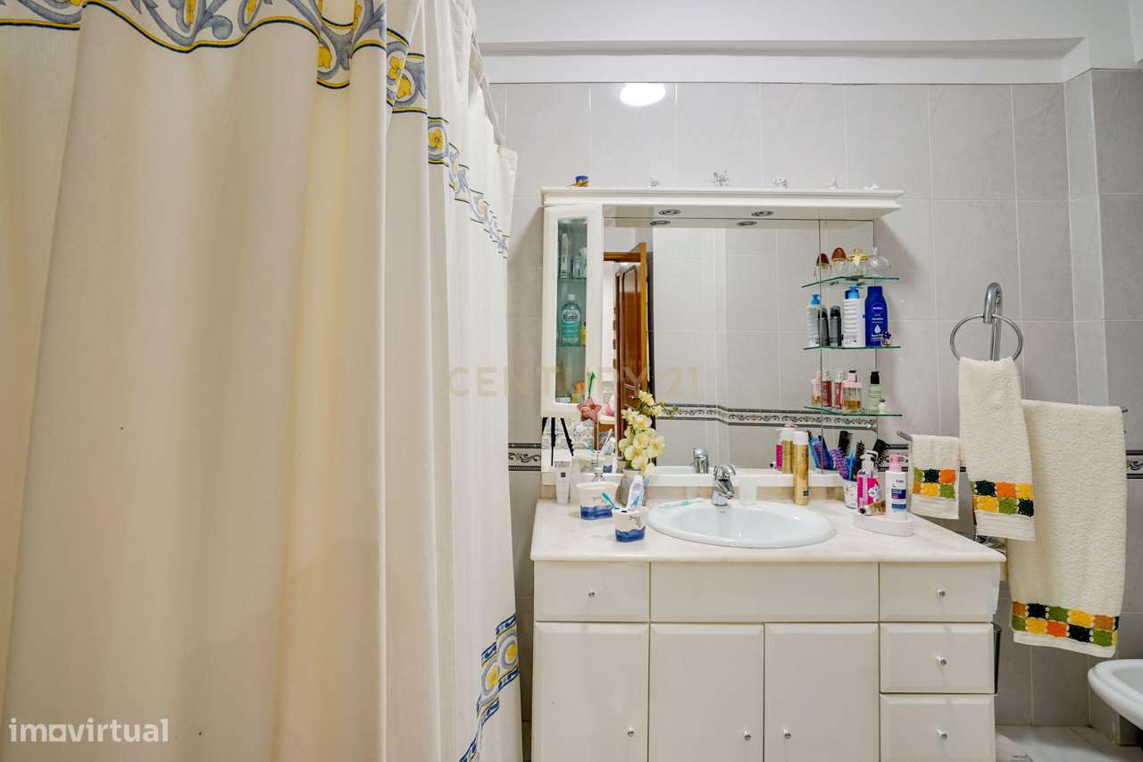 APARTAMENTO T3 COM GARAGEM E ARRECADAÇÃO - CASAL DO CHAPIM - ODIVELAS-21