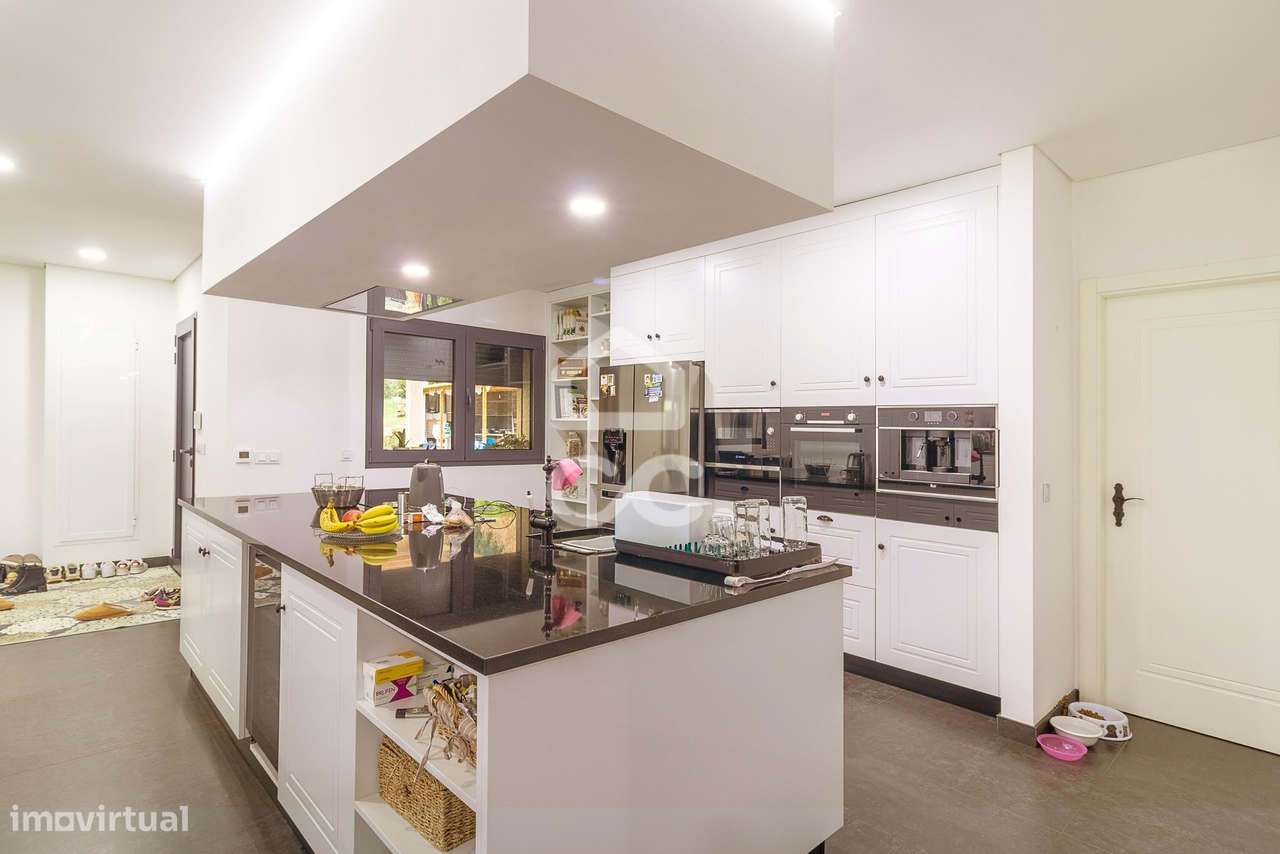 Moradia Térrea de Luxo com Cave | Conforto, Eficiência e Espaço Exteri-14