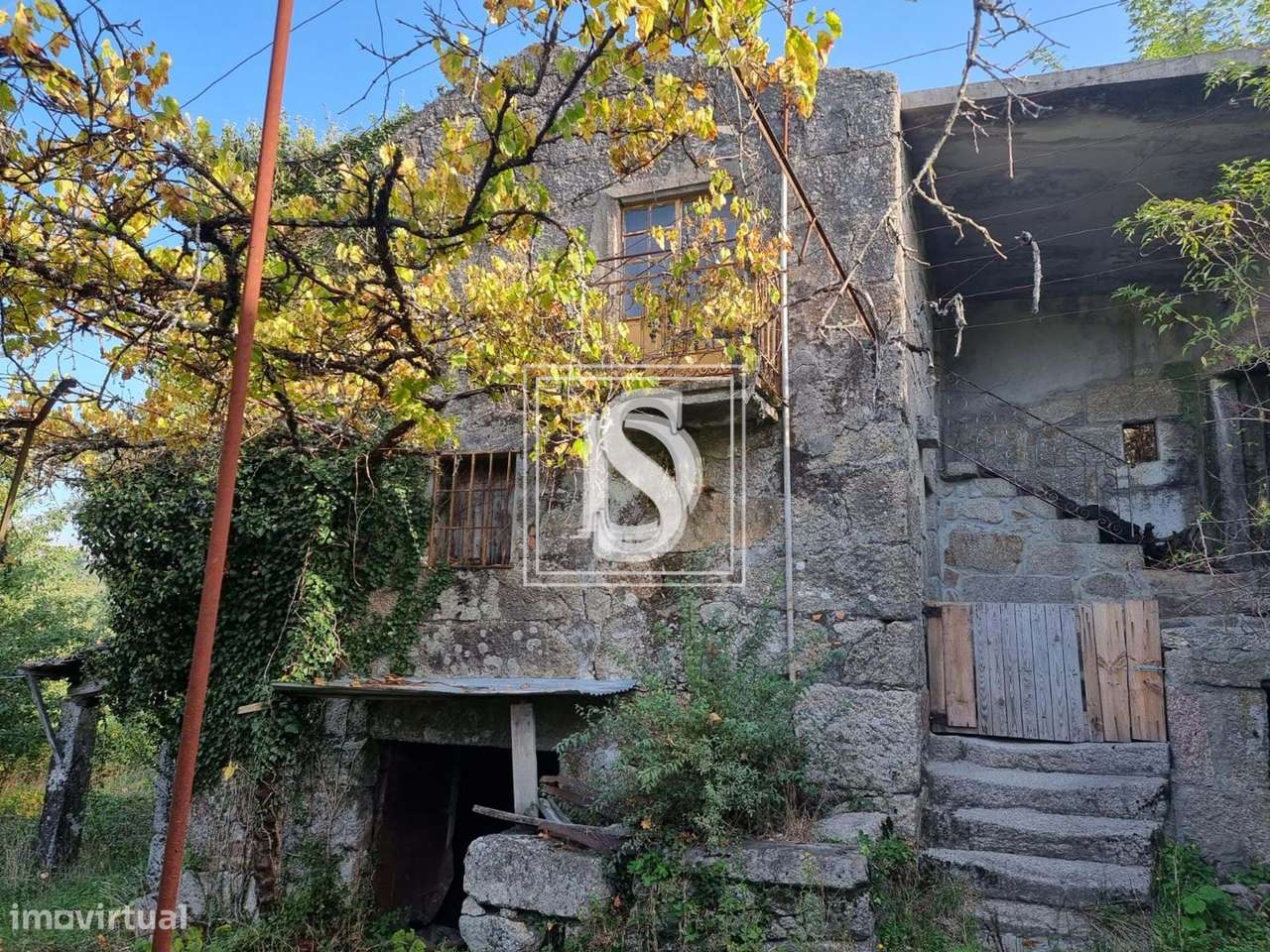 Moradia T5 para Restaurar, com terreno, em Ruivães, Vieira do Minho-12