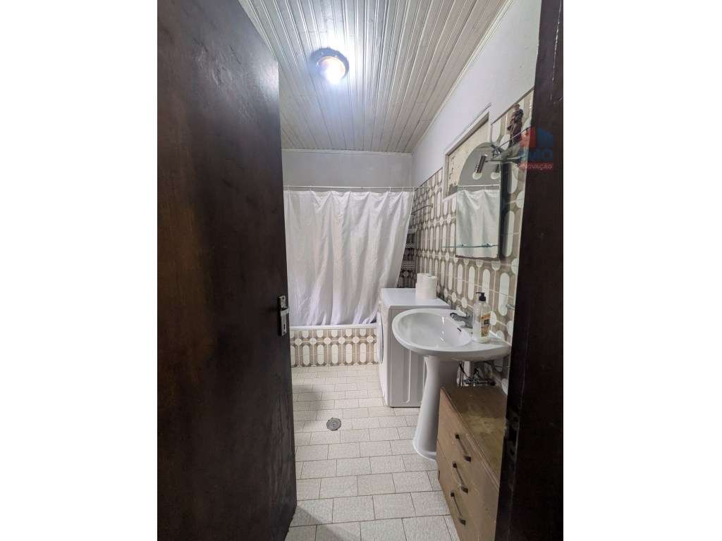 MORADIA T2 COM POTENCIAL PARA HABITAÇÃO OU INVESTIMENTO PERTO DO HO...-11