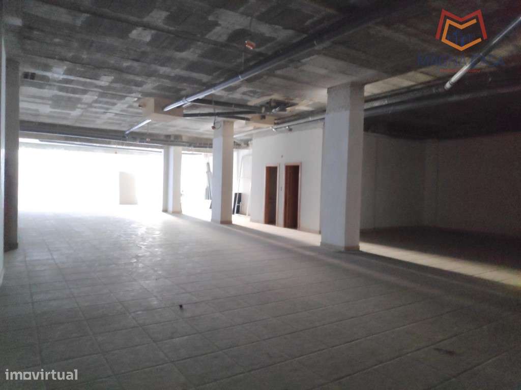 Loja na Quinta do Almirante, Santo António dos Cavaleiros, Loures - Grande imagem: 2/10