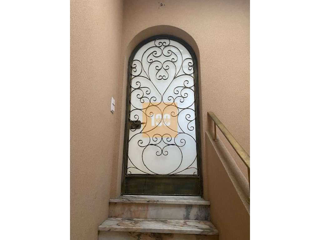 Prédio para reabilitar na Mouzinho da Silveira - Grande imagem: 2/30