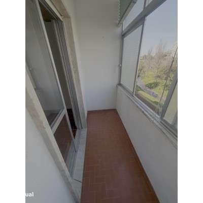 T2 com vista desafogada para zona verde, ao lado da estação Queluz - Grande imagem: 4/33