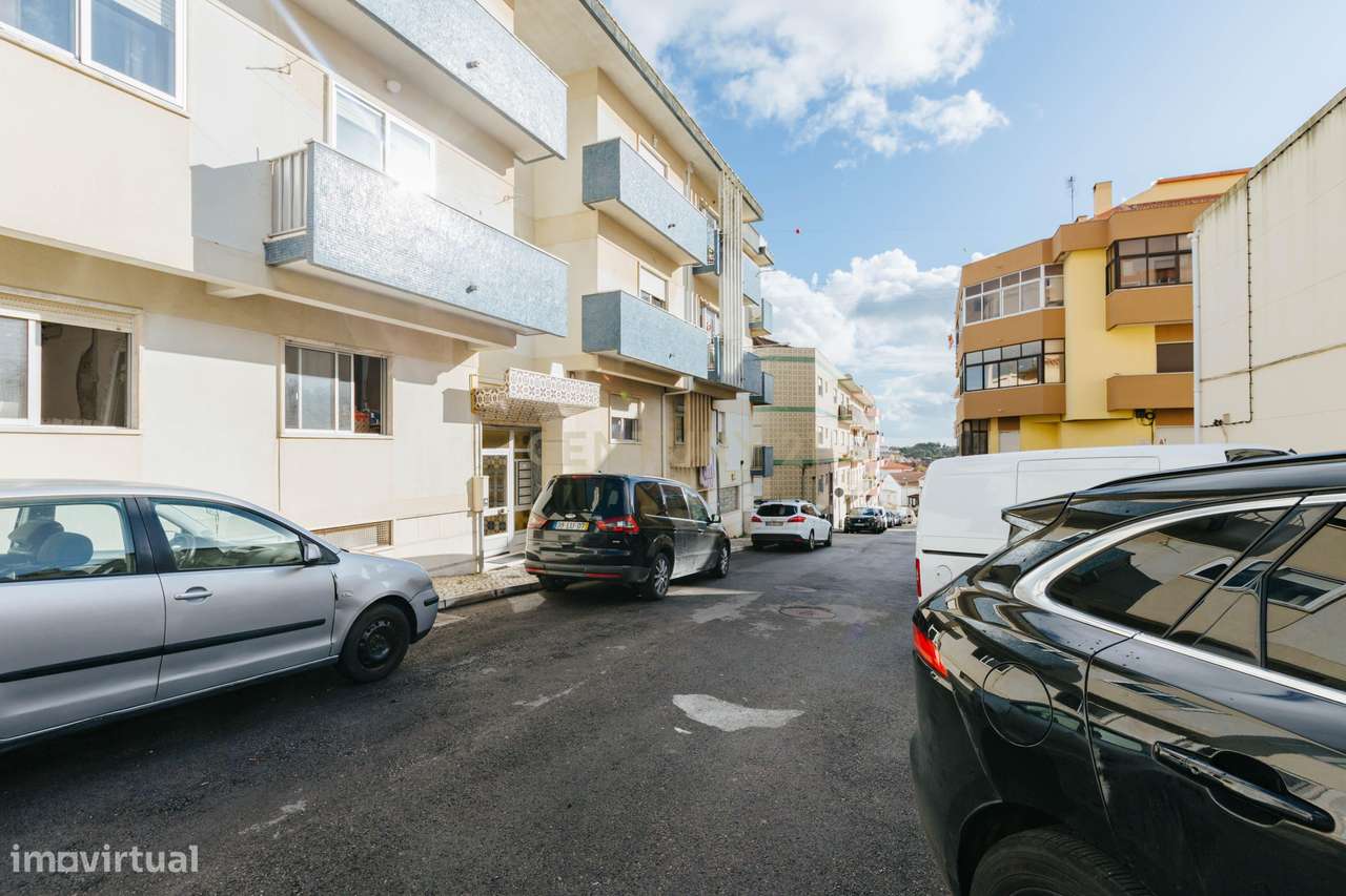 2 moradias para recuperar, com terreno, em Alverca.-7