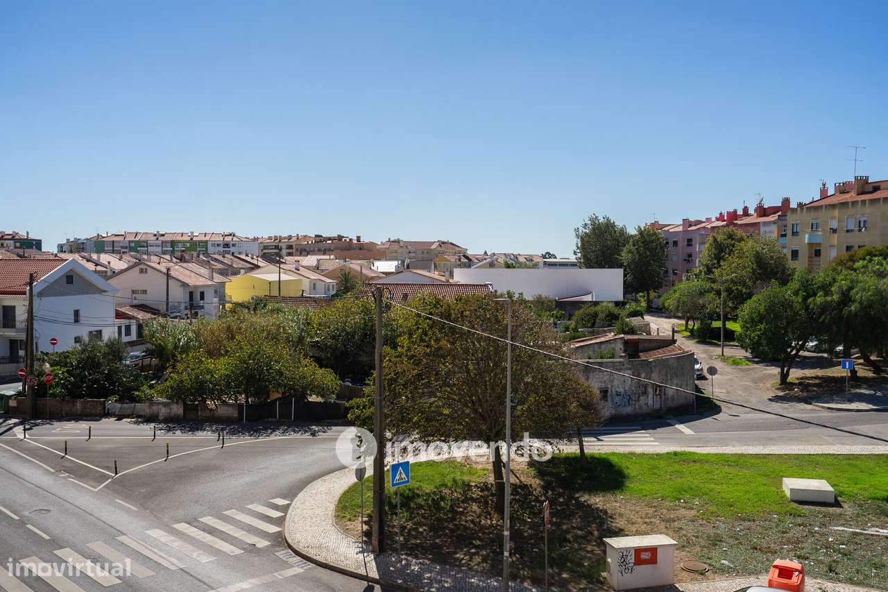 Apartamento T2 com estacionamento e arrecadação, em Mem Martins-25
