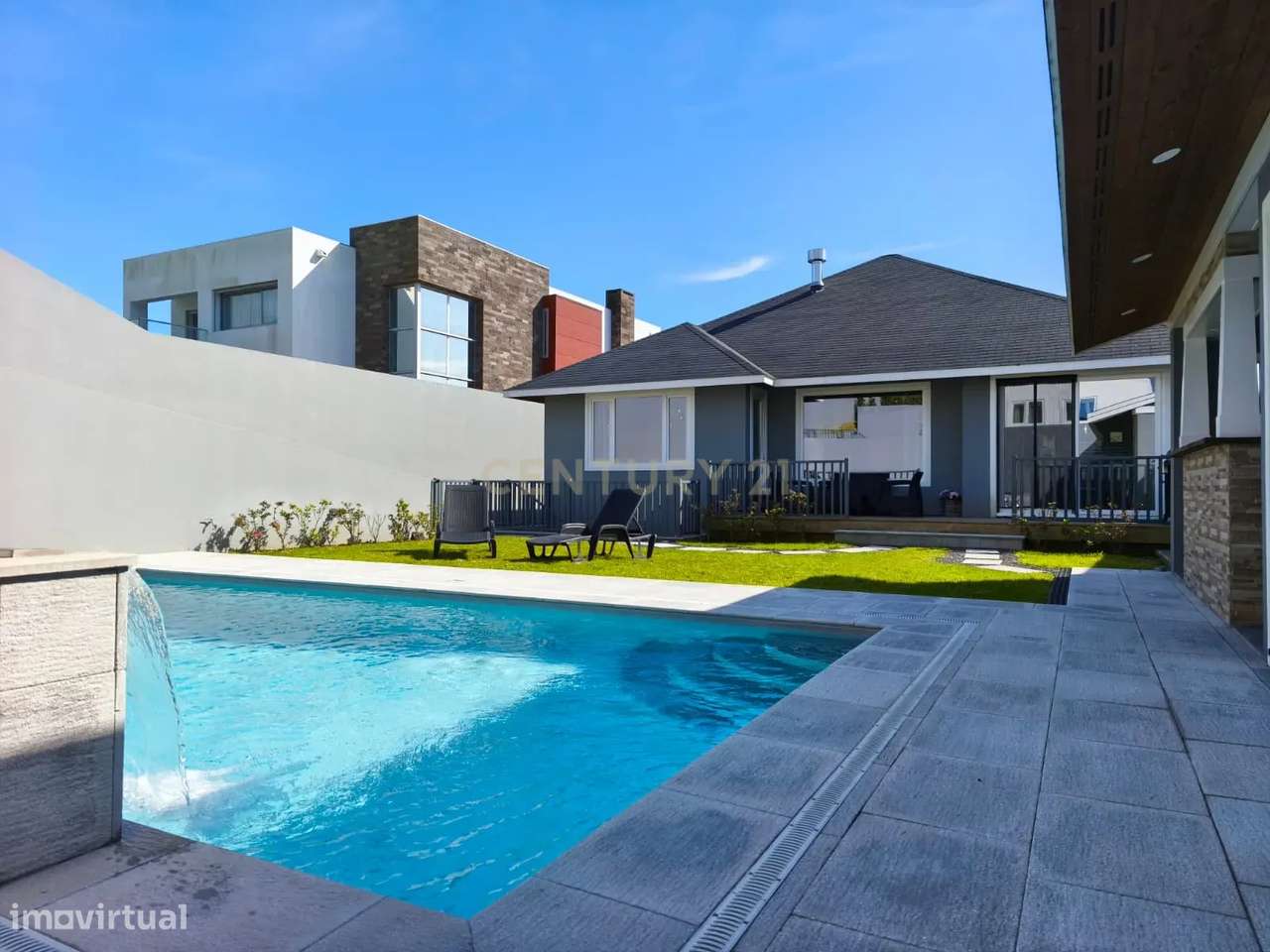 Moradia Moderna com Piscina + Apartamento Independente | Construção 20-40