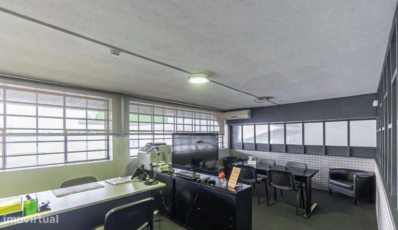 Armazém em Grijó – Versatilidade, Espaço e  Localização...-14