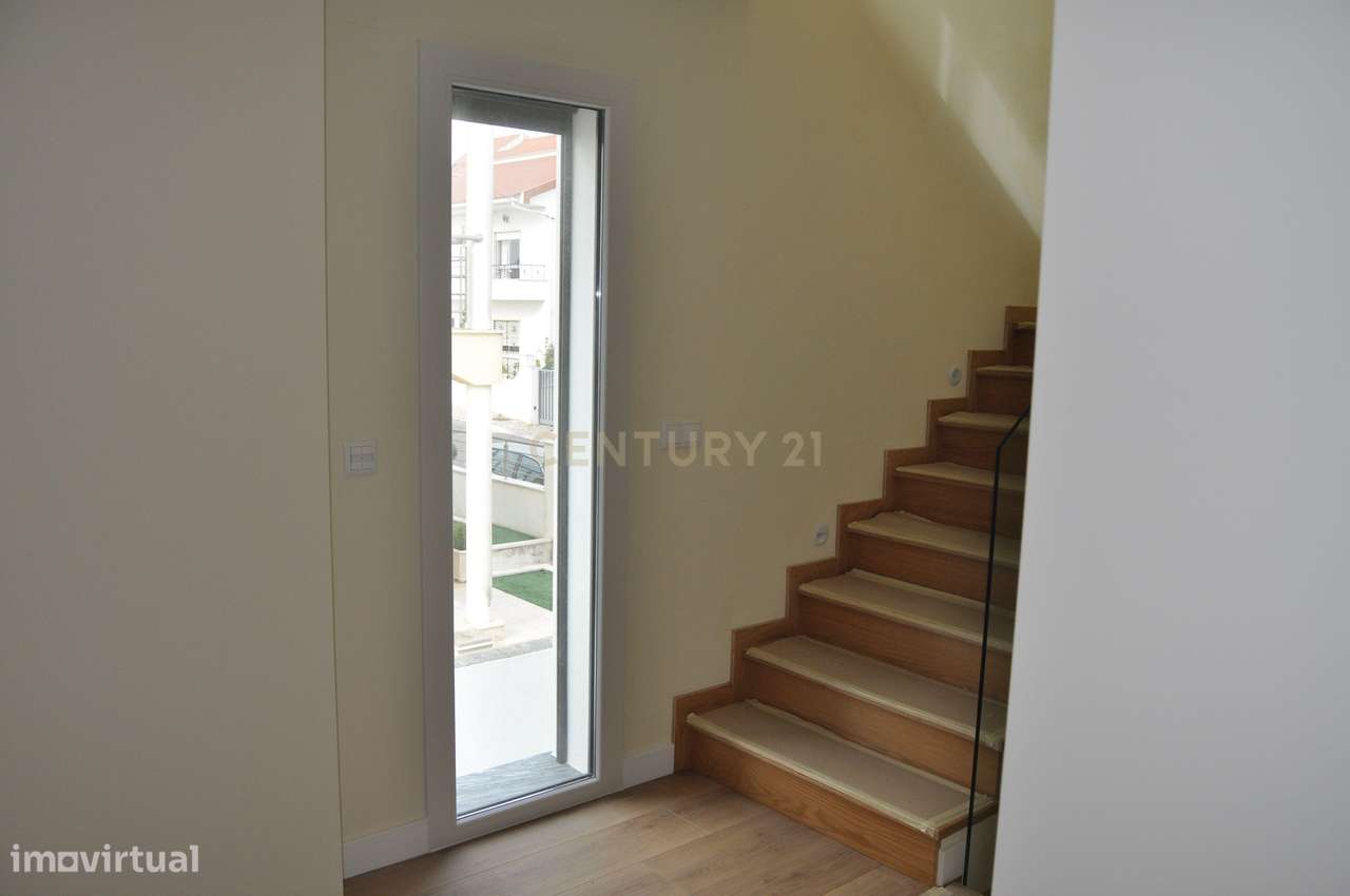 Moradia T4+1 Contemporânea com Piscina-15