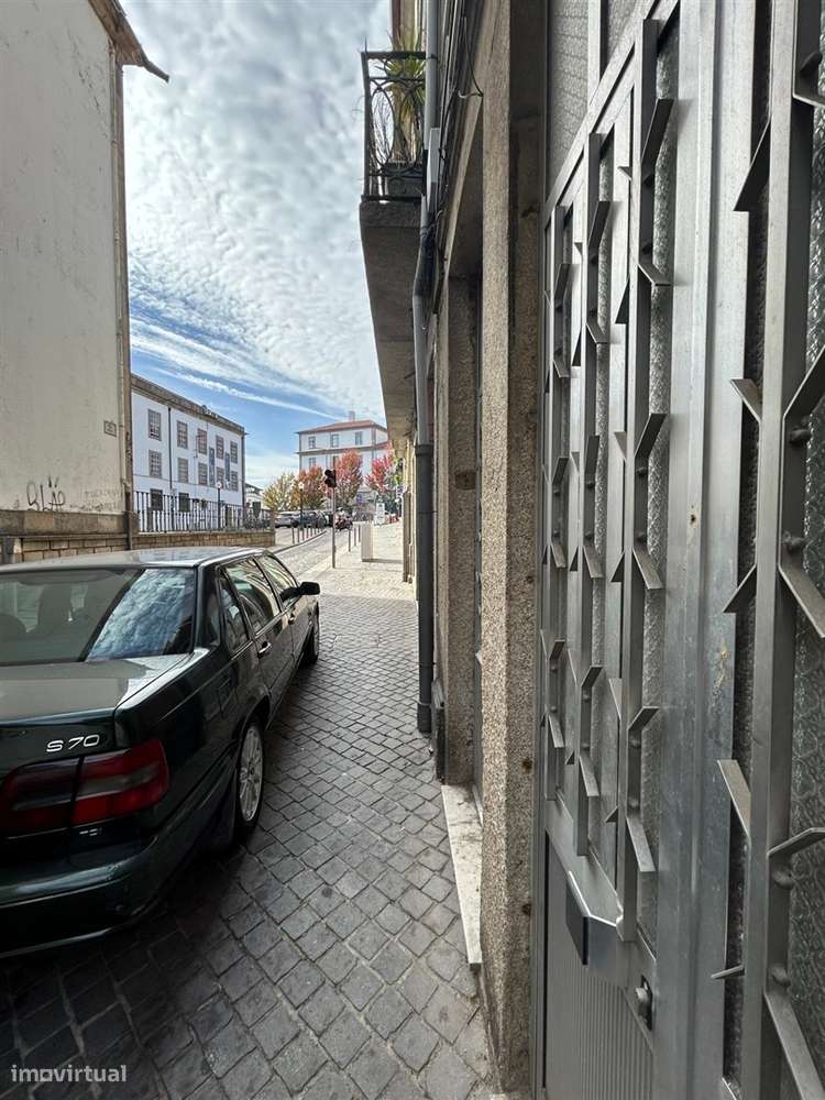 Prédio para Reabilitar na Baixa do Porto junto à Universidade Lusófona - Grande imagem: 4/24