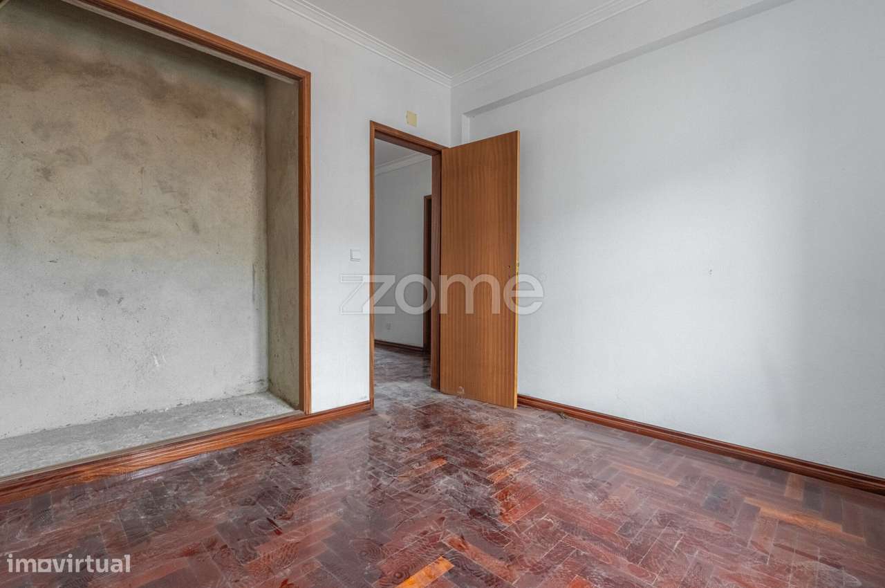 Moradia T3+1 em Manique de Cima a necessitar de acabamentos-12