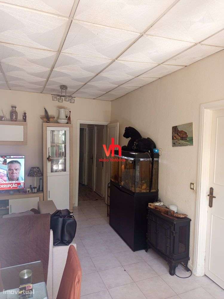 Vende-se Moradia ao Carvalhido com Potencial de Investimento-20