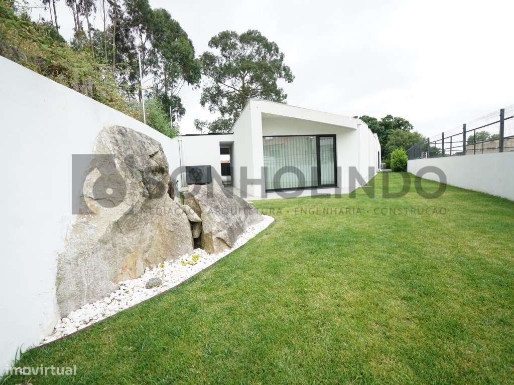 Moradia térrea de 4 frentes, inserida em lote de 700m2, ano de cons...-21