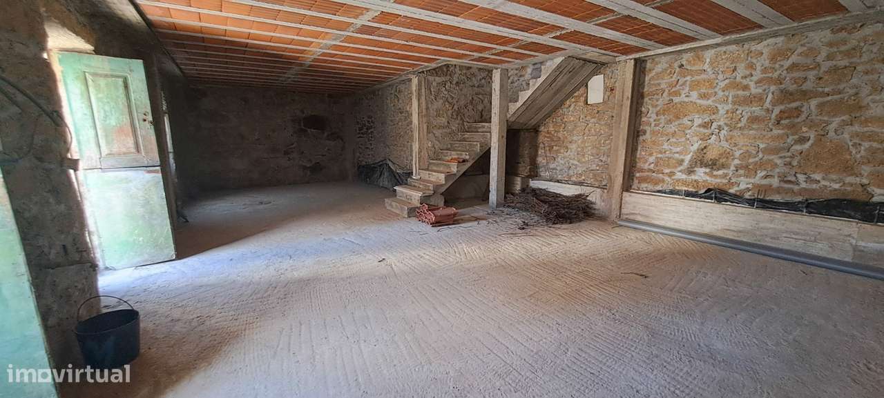 Moradia Rústica em fase de acabamento, com garagem, em Sendim-13