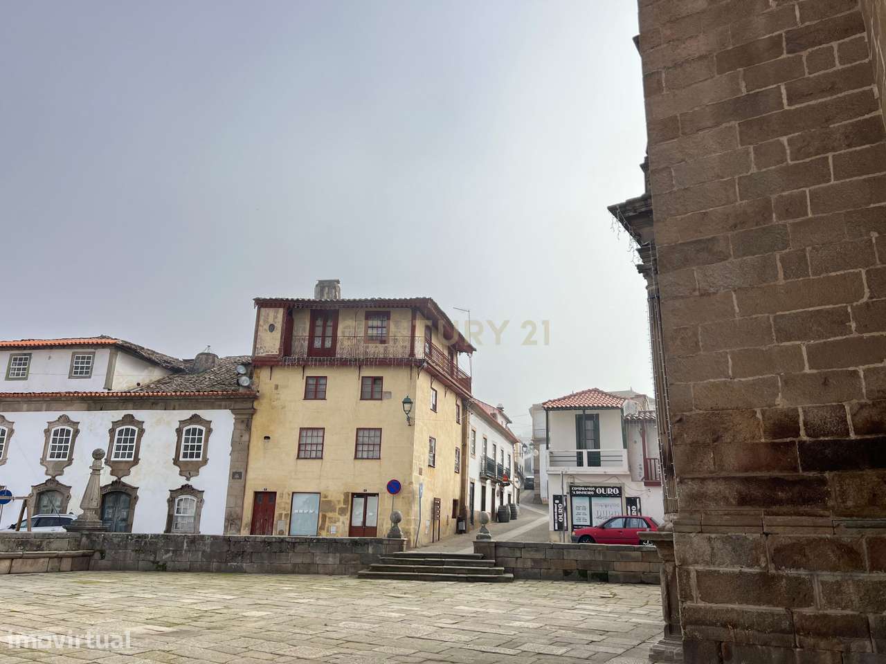 Prédio de quatro andares, composto por unidades independentes, situado - Grande imagem: 2/19