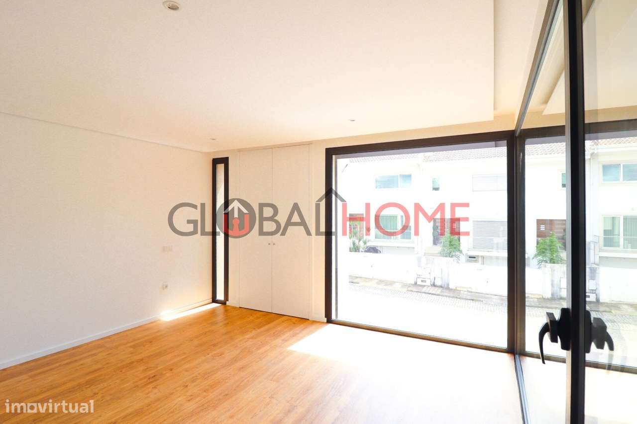 Moradia T3 Nova com Terraço e Piscina em São Pedro da Cova-27