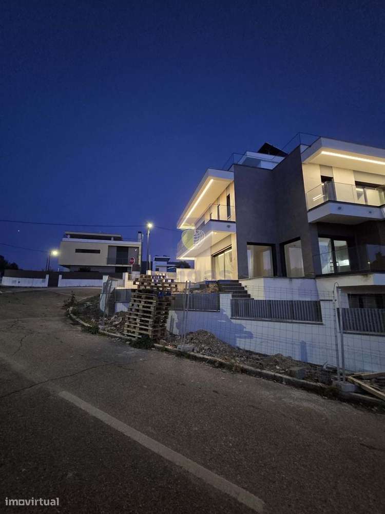 Moradia T4 C/ Piscina -  Bairro Primavera-30