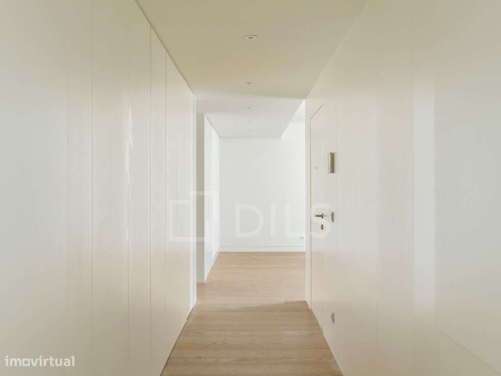 Penthouse T3 com varanda ampla e garagem privada, em Lisboa-31