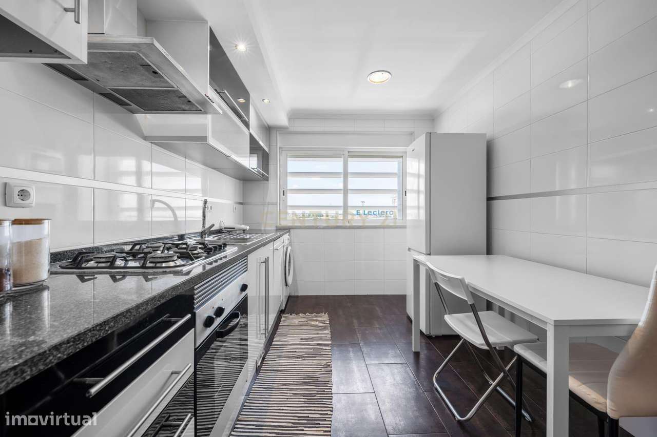 Apartamento T2 em Montijo com Parqueamento e Varandas-8