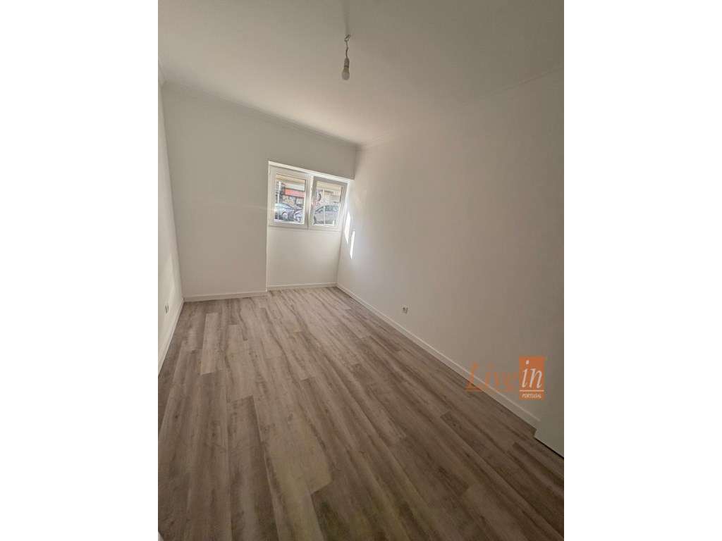 Apartamento T2 Totalmente Remodelado em Monte Abraão Em Frente à Es... - Grande imagem: 5/16