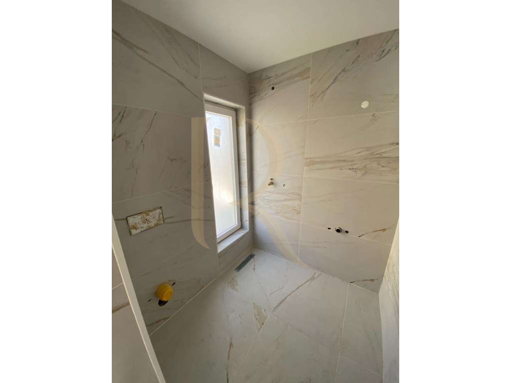 Moradia isolada T4 por terminar na Charneca da Caparica-24