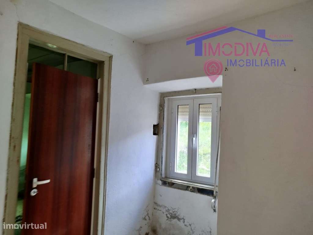 Moradia T2 com arrecadações, garagem e quintal em Constância-6