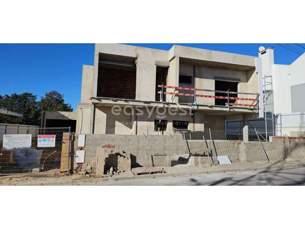 Moradia T3+1 em Corroios com Vista Deslumbrante e Piscina - Grande imagem: 4/16