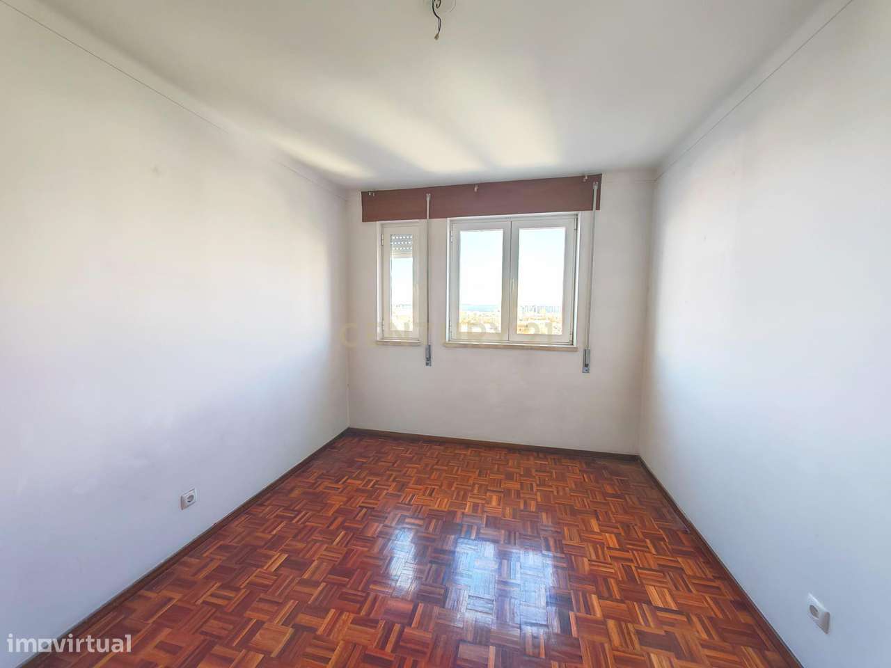 Apartamento T3 renovado recentemente com vista de Rio e Lisboa nos Oli-9
