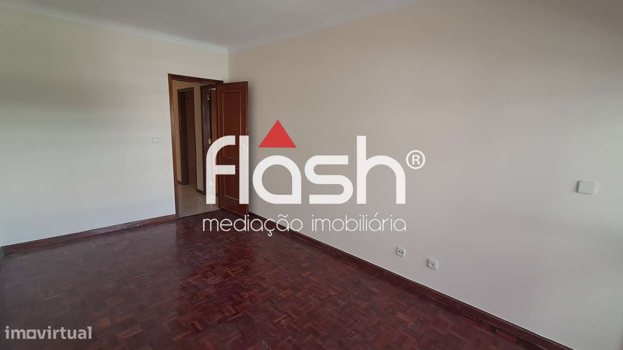 Apartamento T2 c/ parqueamento em Mem Martins-15