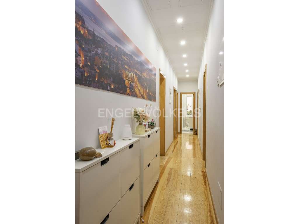 T4 remodelado com terraço e jardim Anjos / Arroios-14