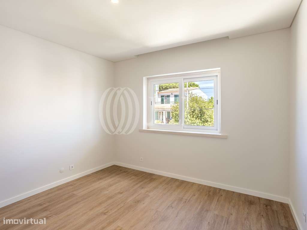 Moradia T5+2 com piscina no Estoril-16