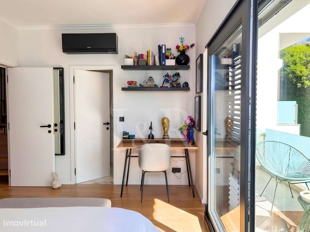 Moradia T3 renovada em condomínio com piscina no Estoril-10