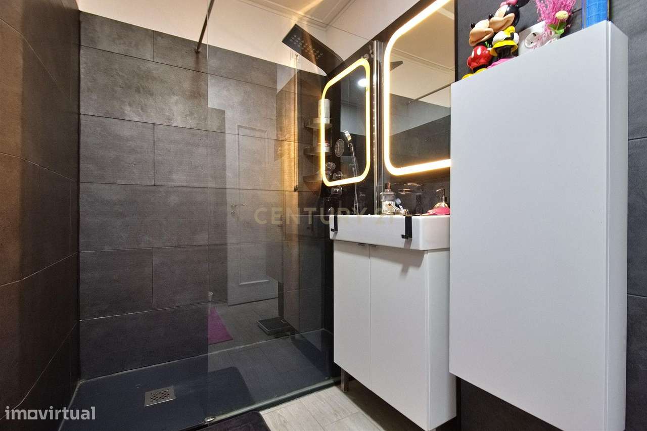 Apartamento T6 com Terraço e Vista 360º em Campolide - 314m²-23